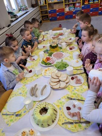 Wielkanocne śniadanko- szukanie zajączka