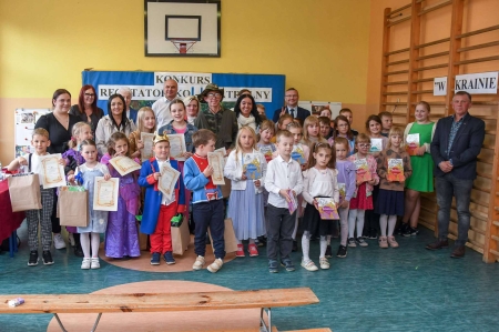 Udział dzieci z grupy Motylki w Gminnym Konkursie Recyatorsko - Teatralnym ''W krainie Baśni Braci Grimm''