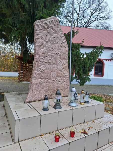 Zapalenie zniczna przed pomnikiem Jana Pawła II