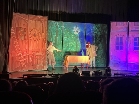 Wyjazd do Miejskego Centrum Kultury w Czarnkowie na spektakl pt:''Spod naszej strzechy''