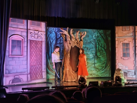 Spektakl pt: ,,Spod naszej strzechy''